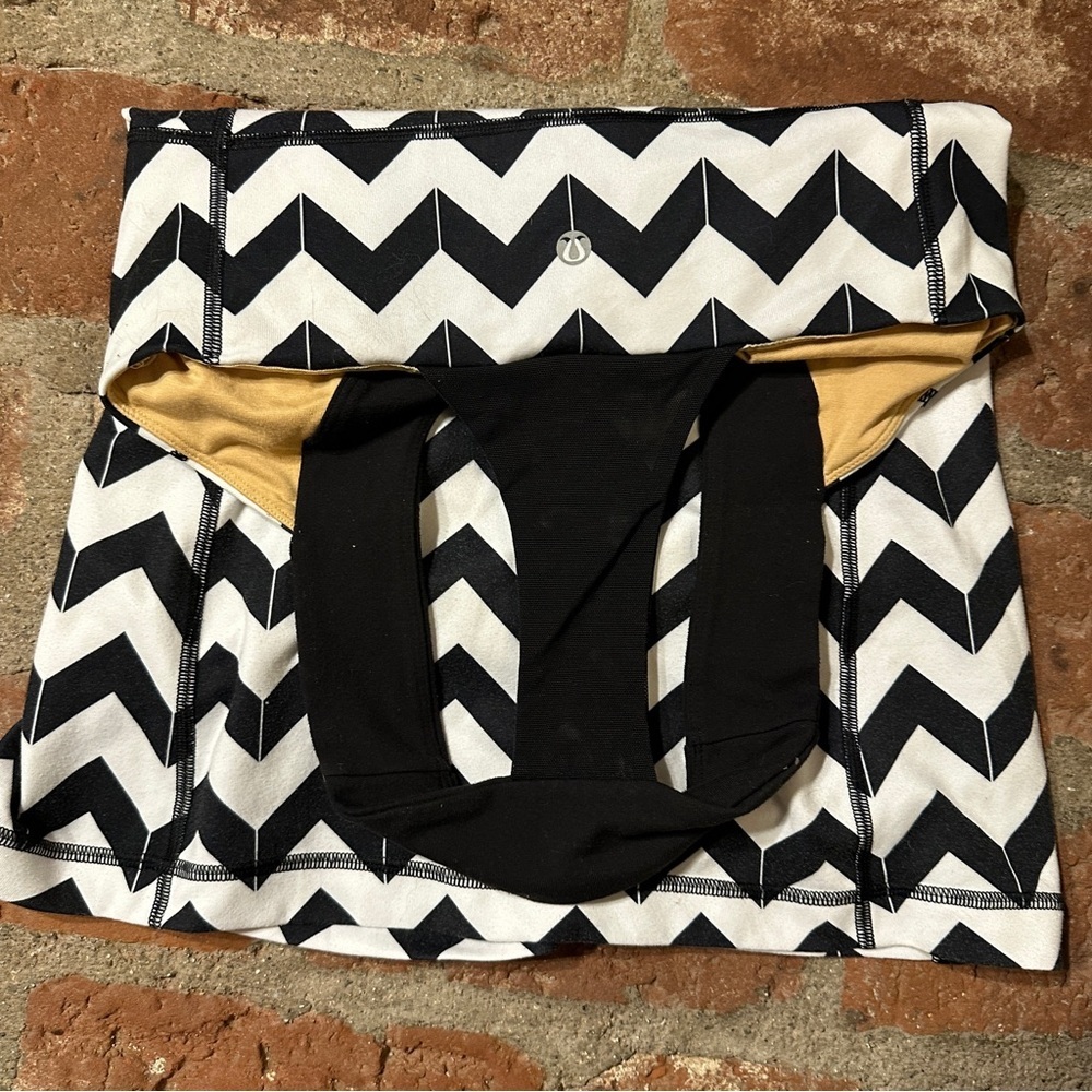 Lululemon Scoop Neck Tank in the "Arrow Chevron Polar Cream Black" pattern sz 6 - Picture 7 of 16